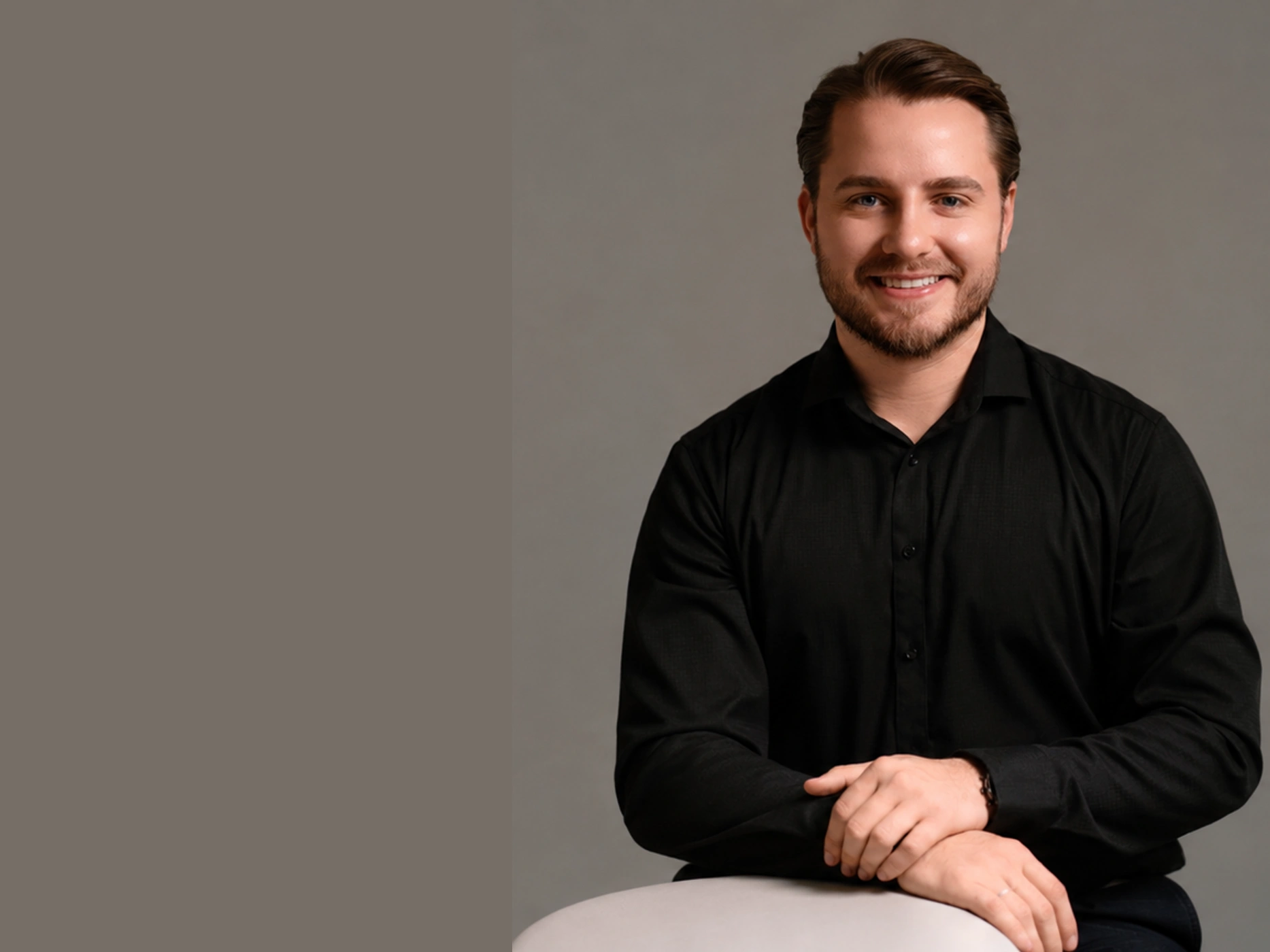 Dr. Lorenzo Noronha, cirurgião-dentista especialista em Implantodontia, em estúdio