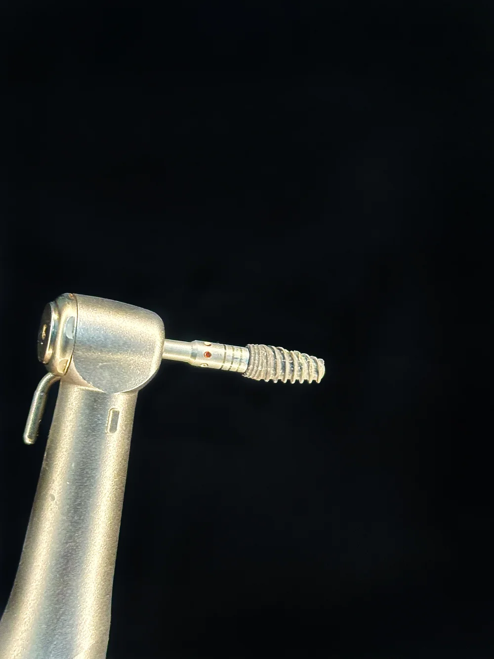 Foto ilustrativa do procedimento de Implantes Dentários